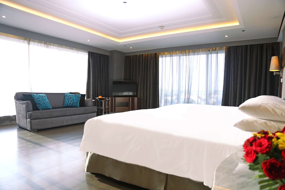 Suite, 1 King Bed (Regency) photo 2