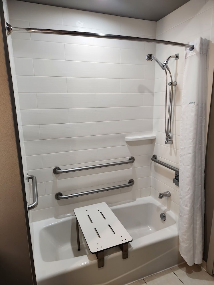 Suite, Multiple Beds, Mobility Accessible, Non Smoking (Hearing, Bathtub W/Grab Bars) photo 2