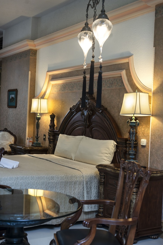 Presidential Room, 1 King Bed, Accessible photo 3
