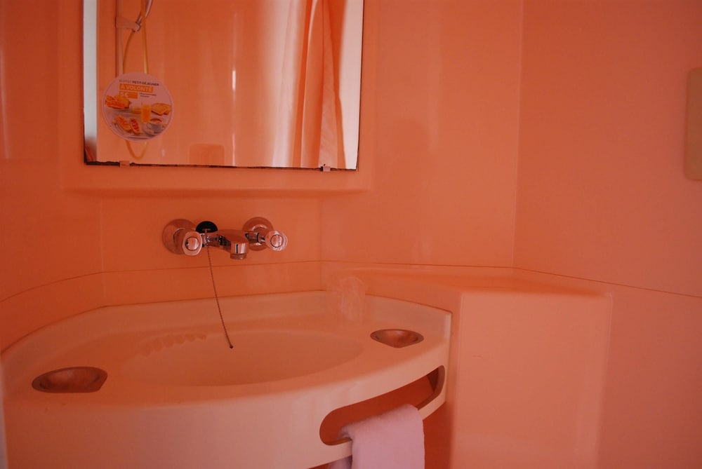 Standard Room, 3 Twin Beds - Photo 8