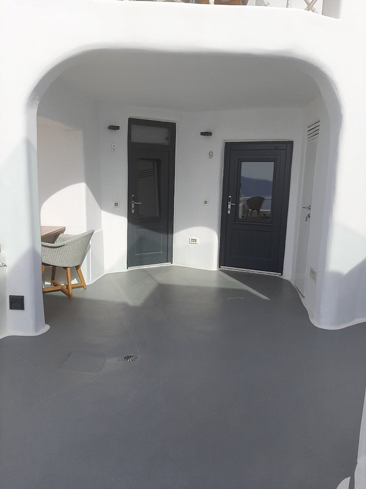 9 Deluxe Cliff Cave Suite (Indoor Massage Pool) - Photo 3