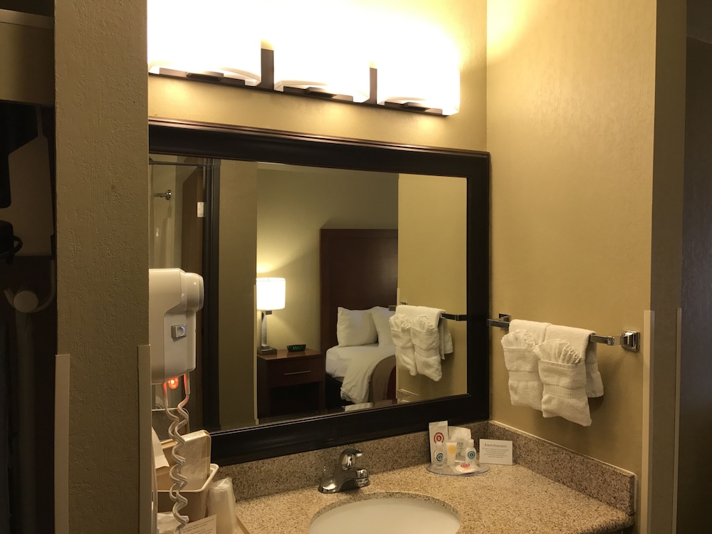 Standard Room, 1 King Bed, Non Smoking - Photo 6