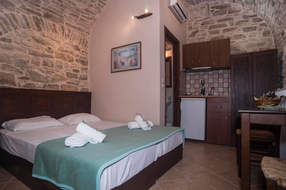 Economy Studio, 2 Twin Beds, Ground Floor photo 1