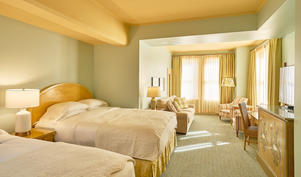 Deluxe Room, 2 Queen Beds photo 3