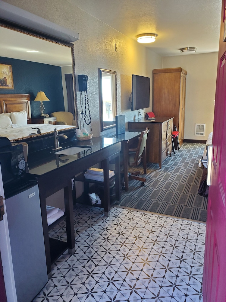 Deluxe Room, 1 King Bed, Balcony, Beach View photo 3
