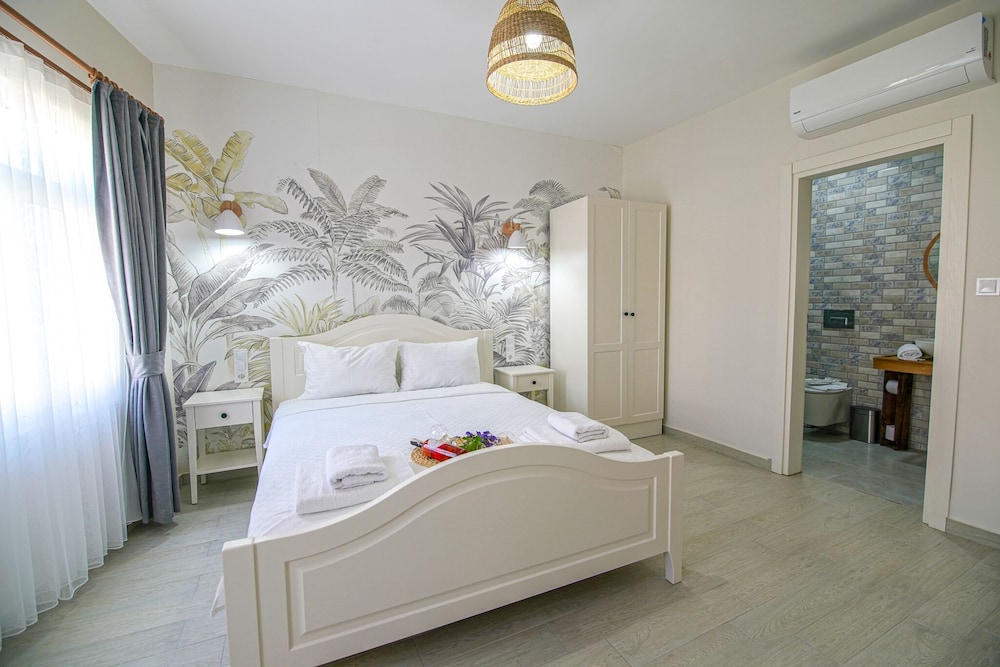 Superior Room, 1 Queen Bed photo 1