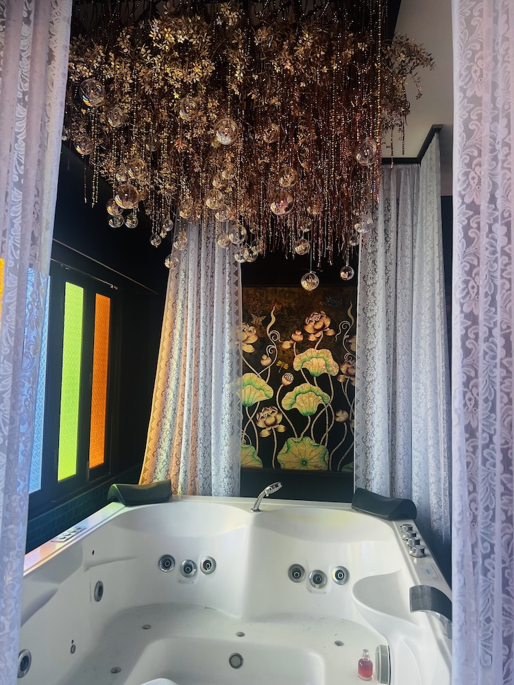 Lanna Jacuzzi Suite (Room Only) with balcony - Photo 6