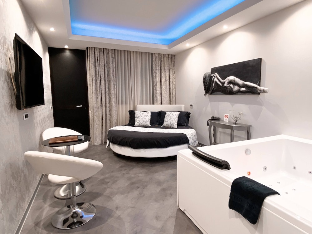 Exclusive Suite, Jetted Tub photo 1