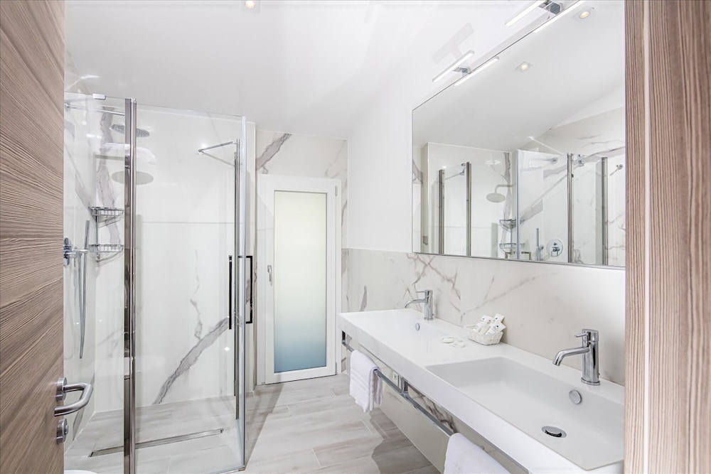 Superior Triple Room, Partial Sea View - Photo 5