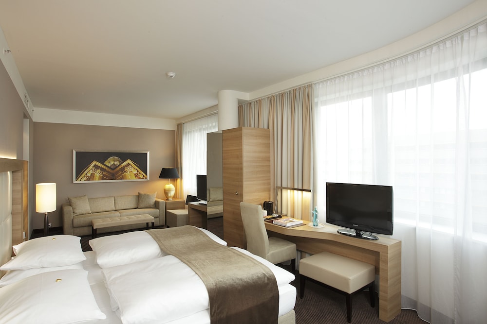 Junior Suite, 1 Double Bed With Sofa Bed, Business Lounge Access photo 1