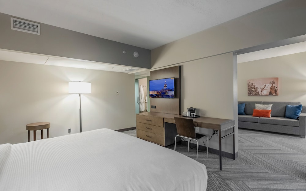 Queen Suite - Photo 2
