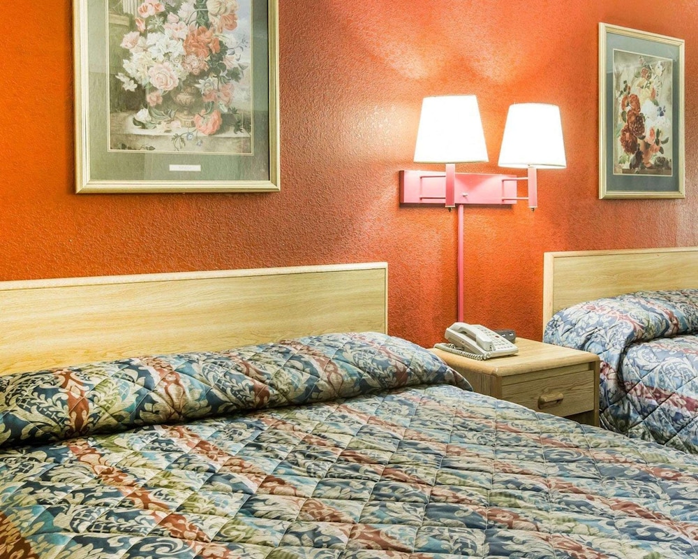 Standard Double Room, 2 Double Beds, Smoking - Photo 1