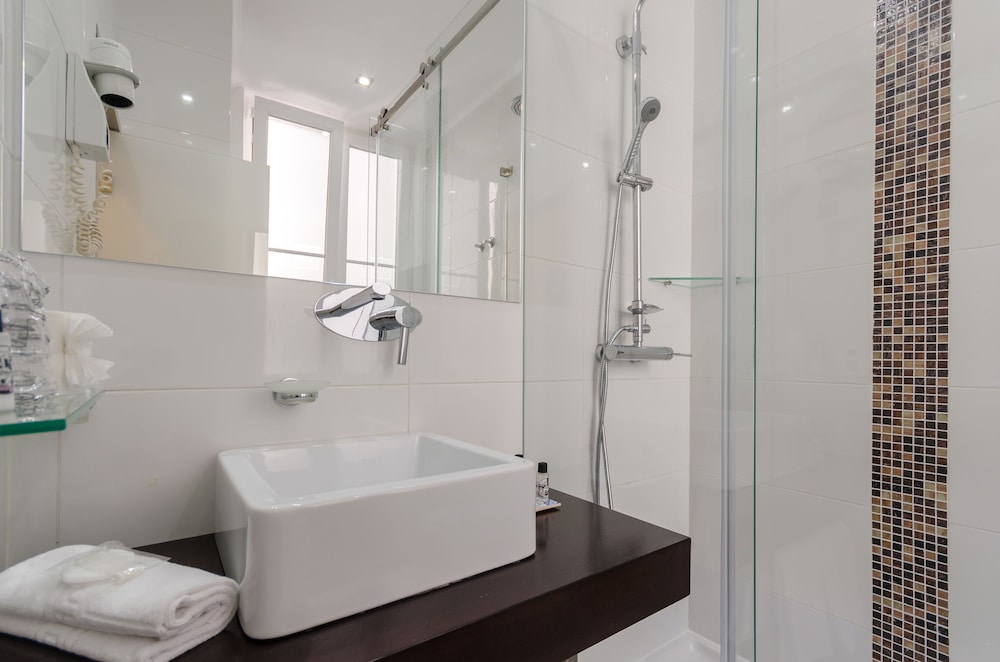 Superior Twin Room (Chiado Square View) thumbnail 5