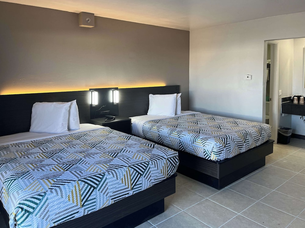 Standard Room, 2 Queen Beds, Non Smoking, Kitchen photo 3