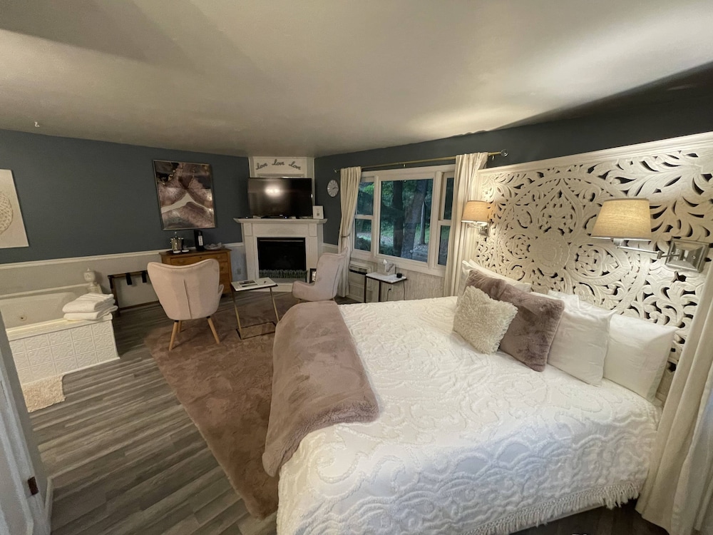 Romantic Studio Suite, 1 King Bed, Jetted Tub, Ground Floor photo 3