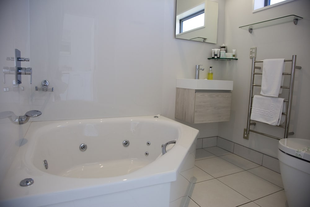 Luxury Studio Suite, Jetted Tub, Partial Sea View photo 2