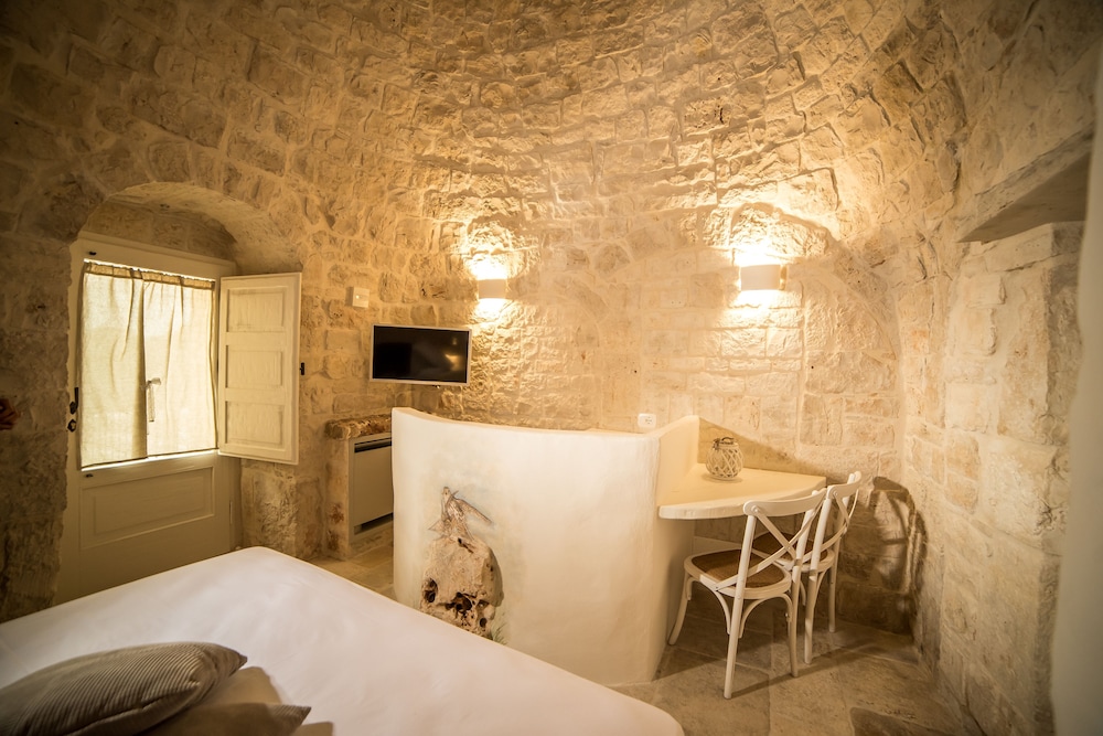 Honeymoon Double Room, Jetted Tub (Trullo Smeriglio) photo 2