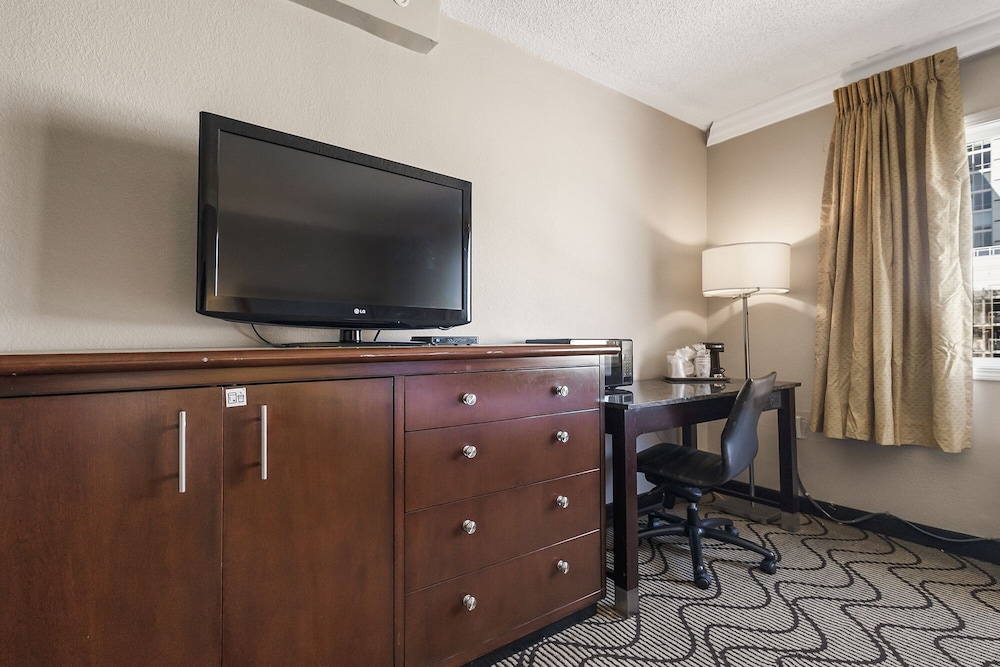 Standard Room, 1 Queen Bed, Accessible, Non Smoking - Photo 3