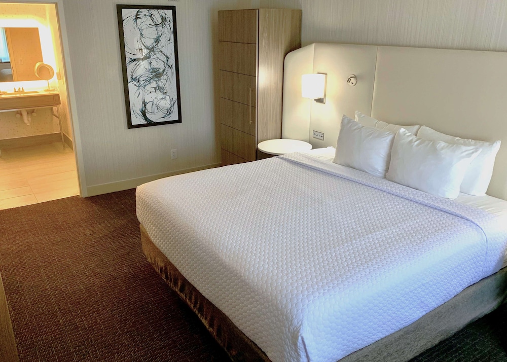 Suite, 1 King Bed, Accessible (Mobility Roll in Shower One Bedroom) - Photo 2