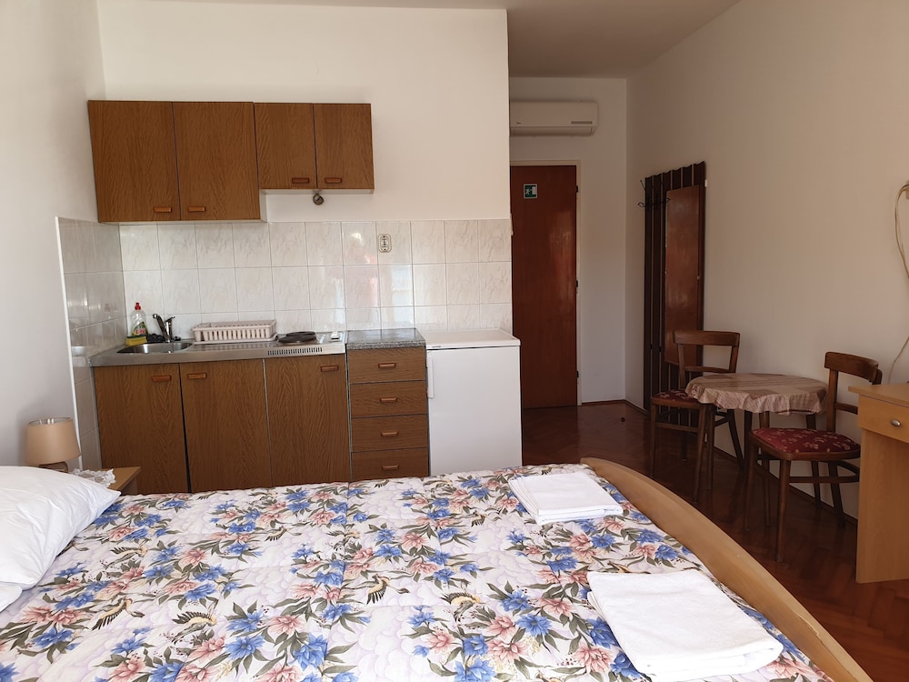 Studio (Studio Apartment with Balcony and Sea)