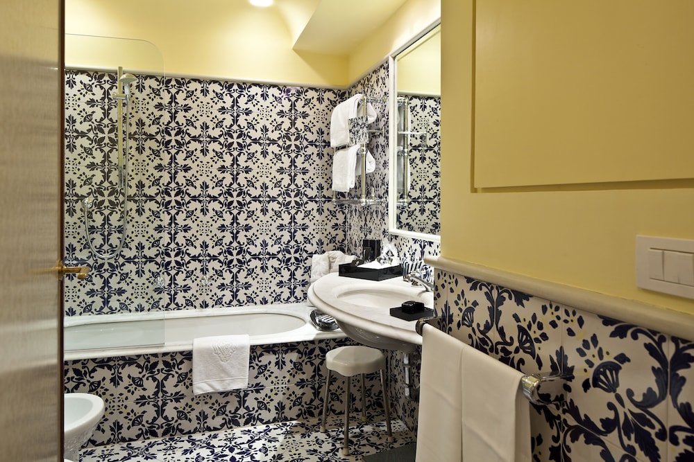 Standard Double or Twin Room, Sea View (Window) - Photo 6