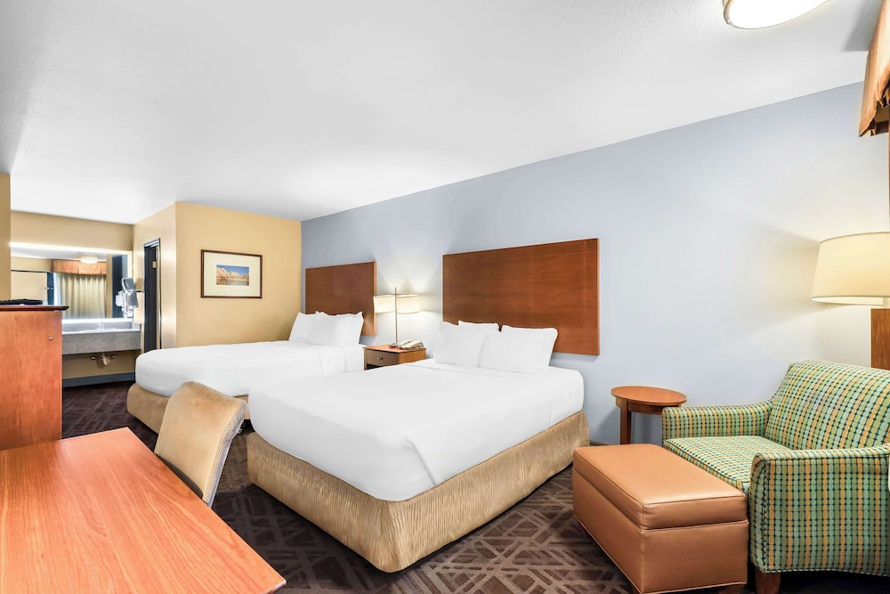 Standard Room, 2 Queen Beds, Non Smoking, Refrigerator & Microwave (Oversized Room) photo 1
