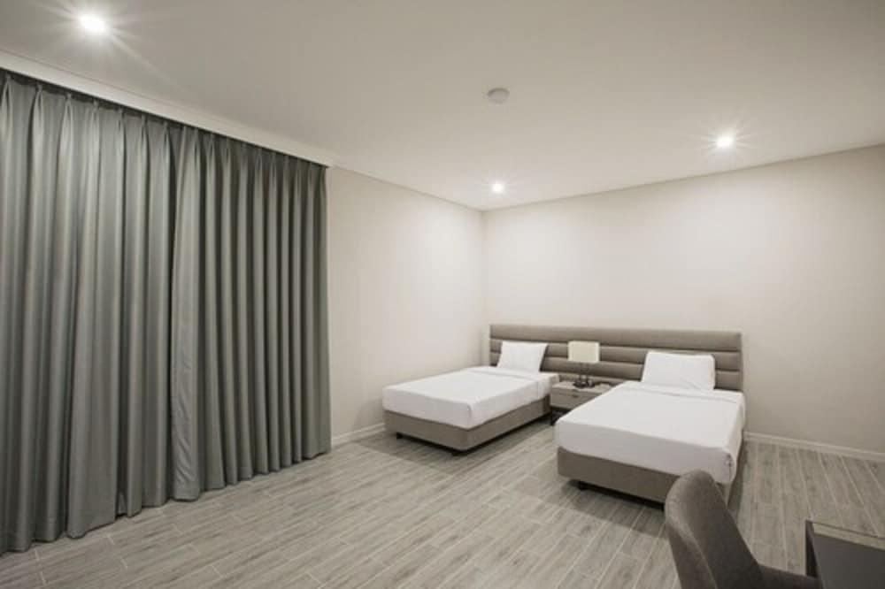 Suite (C)