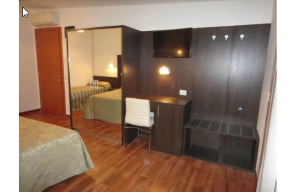 Standard Double or Twin Room photo 2