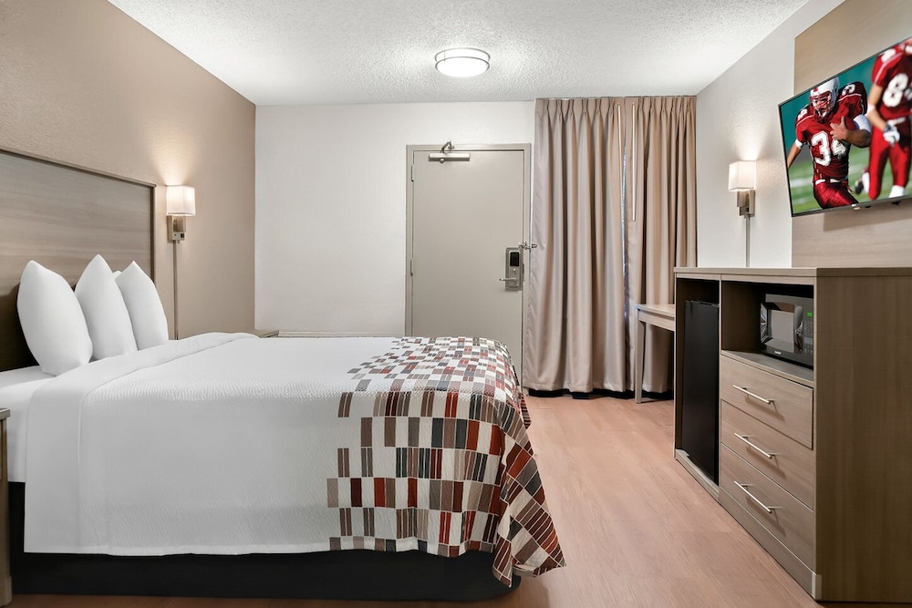 Superior Room, 1 Queen Bed, Non Smoking (Ada, Roll-In Shower) - Photo 4