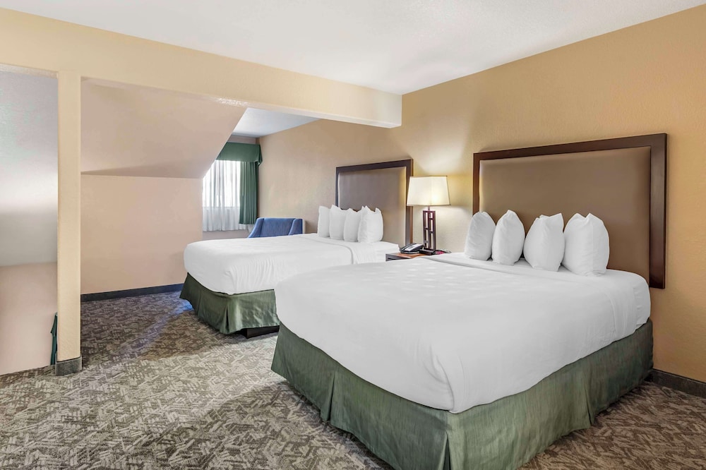 Suite, Multiple Beds, Non Smoking, Refrigerator & Microwave (with Sofabed) - Photo 3