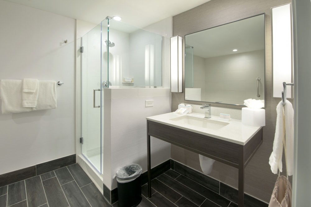 Suite, 1 King Bed, Accessible (3x3 Shower) - Photo 8