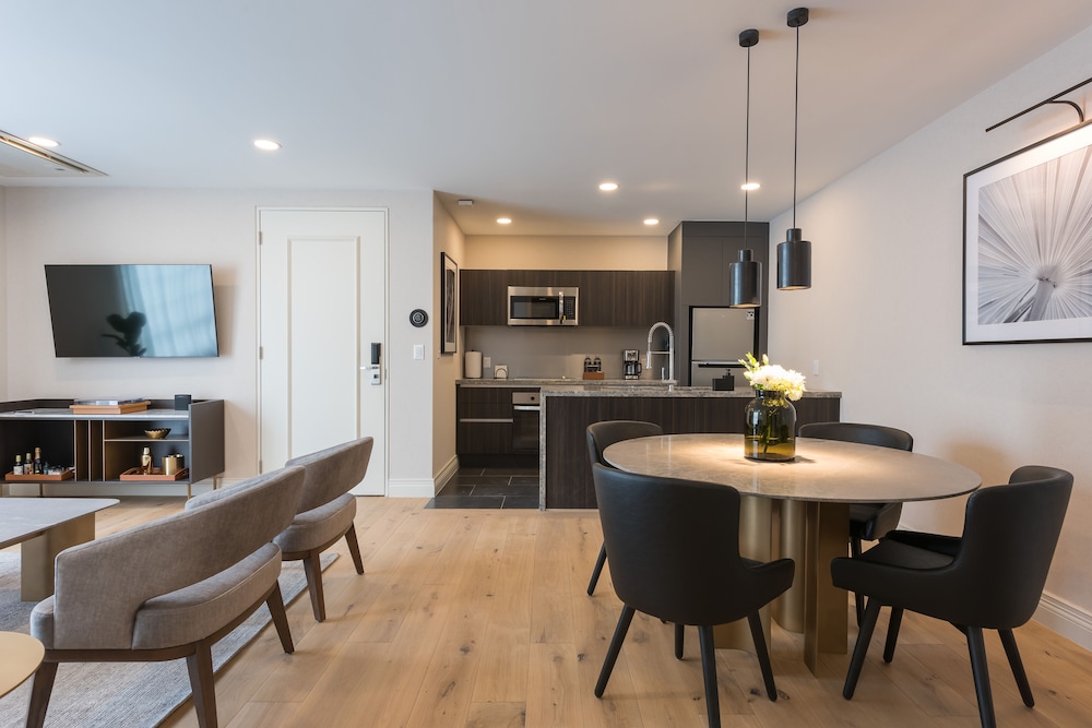 Executive Suite - Photo 3