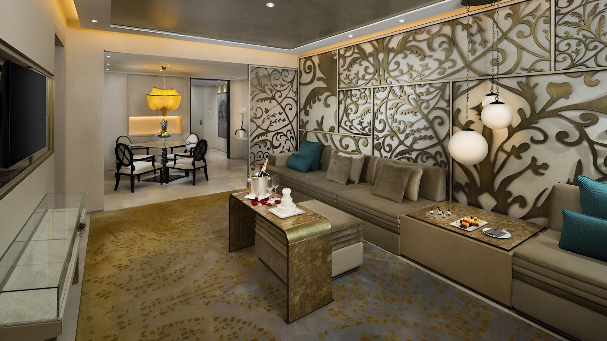 Executive Suite, 1 King Bed, Balcony, Resort View