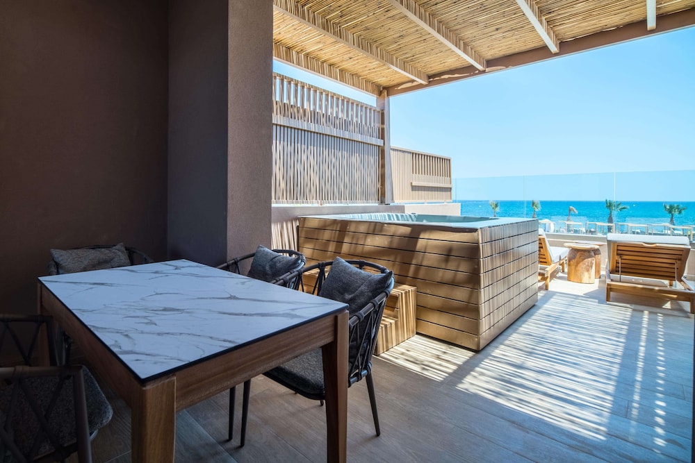 Petite Suite Sea View with Outdoor Hot Tub - Photo 16