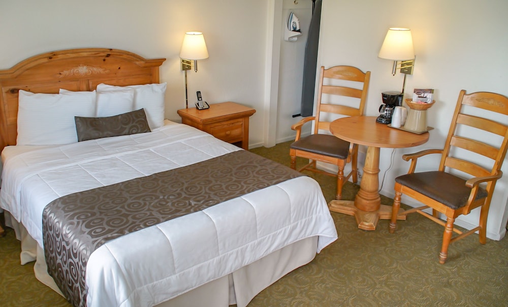 Room, 2 Queen Beds, Non Smoking, Courtyard View - Photo 6