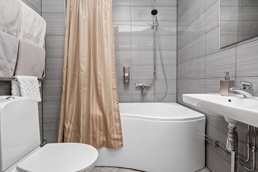 Standard Room, 1 Queen Bed, Non Smoking, Bathtub (with Sofabed) thumbnail 6