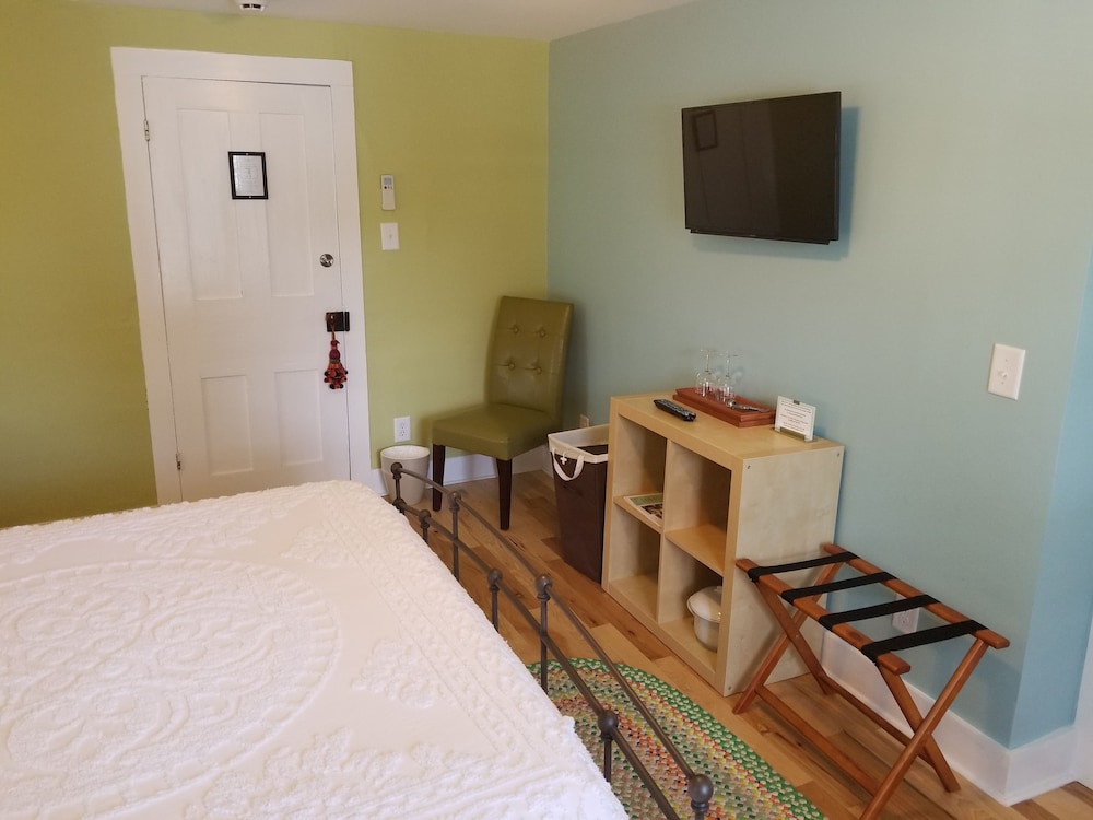 Guest Room 1 / Queen Bed Room with an Exclusive Private Hall Bath photo 3