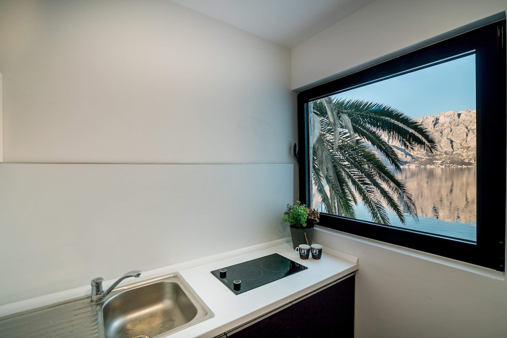 Deluxe Apartment, 1 Bedroom, Sea View, Beachfront (1) photo 2