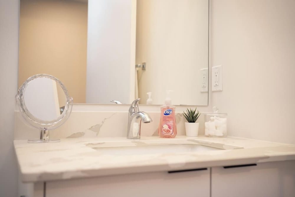 Stylish Modern Condo w Parking Location Coffee, Foto 6