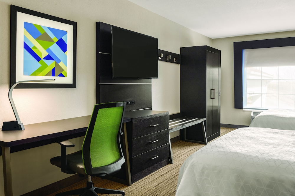 Suite, Multiple Beds (Additional Living Area) - Photo 7