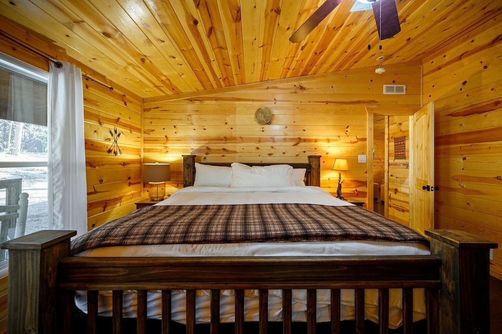 Cabin, Multiple Beds, Hot Tub, Mountain View (Outlaw Rose) photo 3