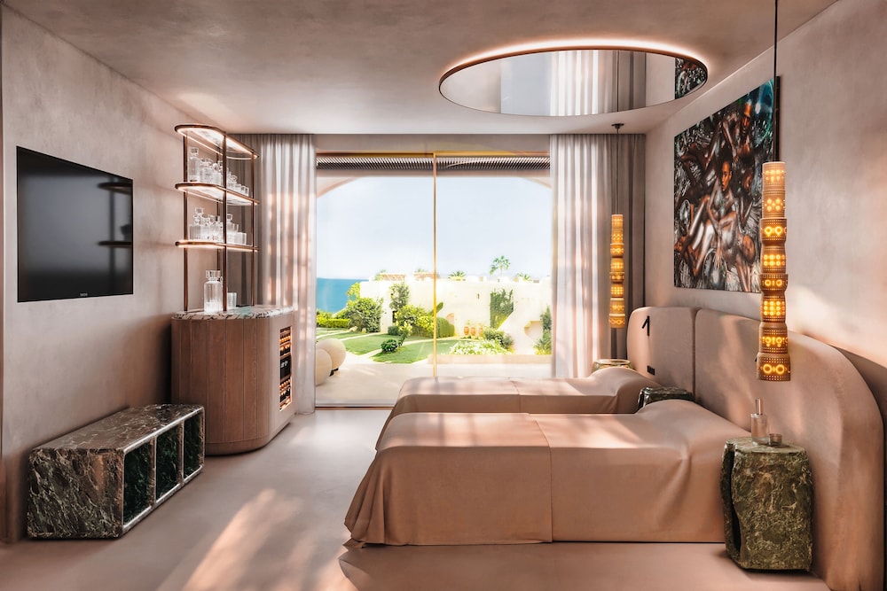 Luxe w/Terrace Twin Beds photo 2