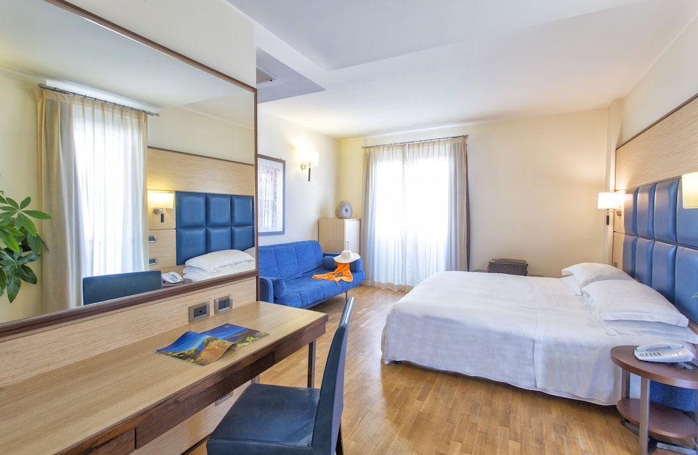 Executive Quadruple Room - Photo 3