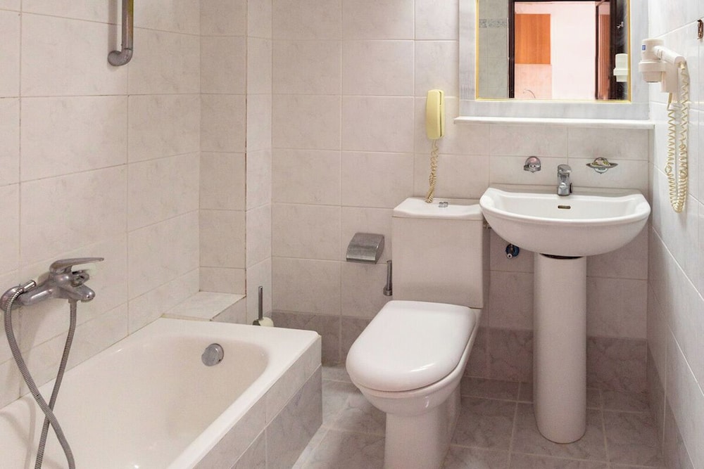 Double or Twin Standard with Pool View - Photo 2