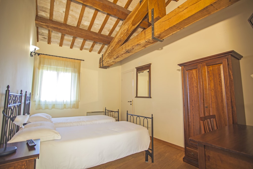 Triple Room, Hill View