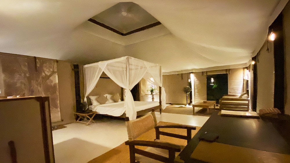 Superior Tent, 1 King Bed, Private Pool, River View photo 3