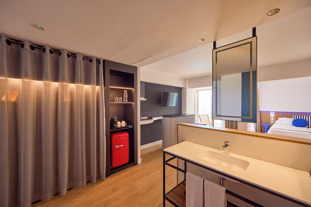 Suite, Balcony, Partial Sea View (Lateral)