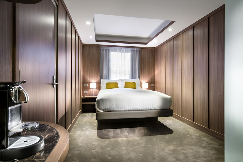 Deluxe Cabin with Complimentary Continental Breakfast