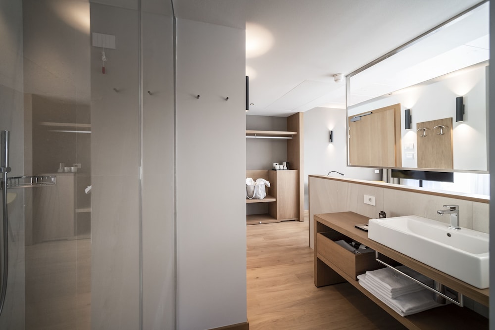 Deluxe Suite, Hot Tub - Photo 11