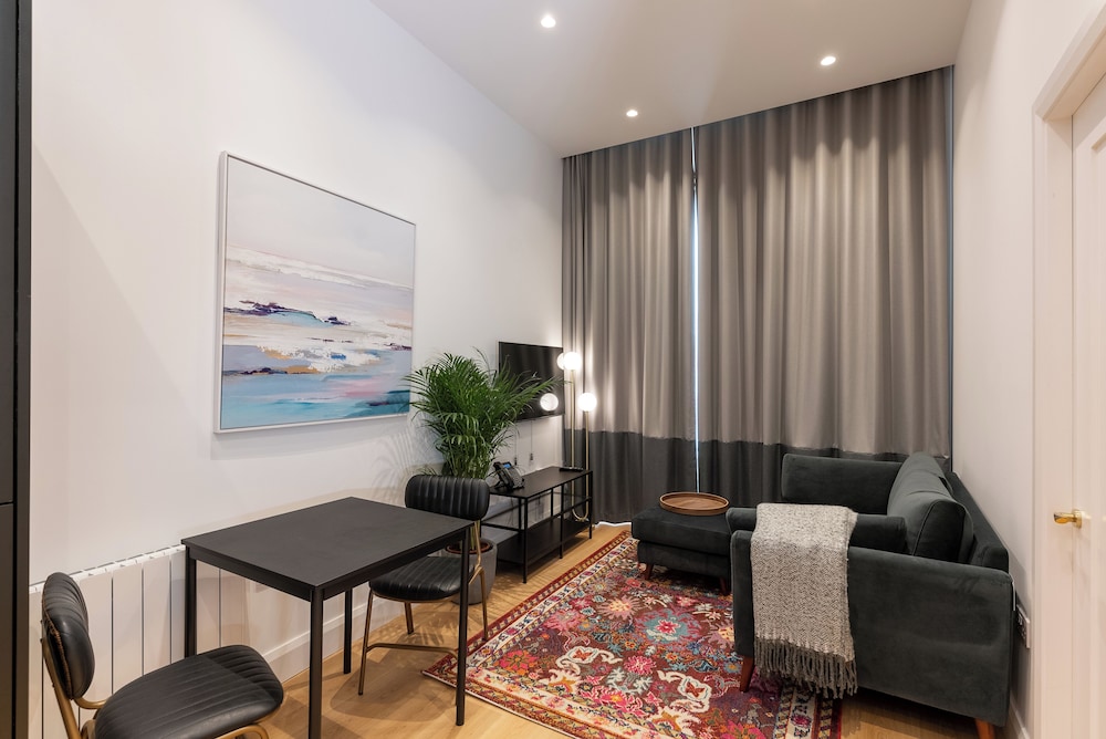 Superior One Bedroom Apartment (Located 150m from Isaacs Hotel) Access By Stairs Only
